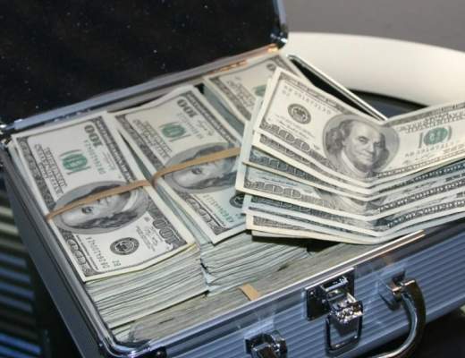 
      世界多国尝试弃用美元  滥用霸权、转嫁危机恐将自食其果？