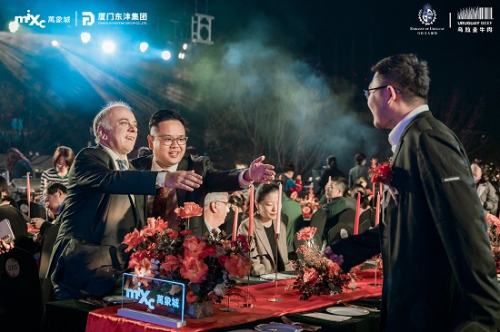 乌拉圭驻沪马龙出席宁波万象城感恩晚宴