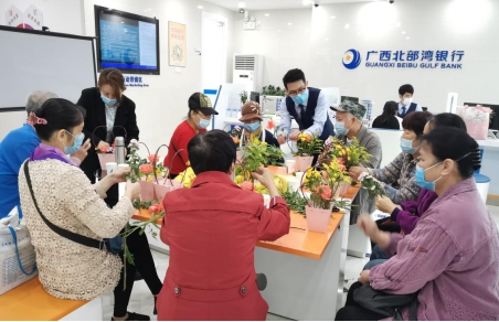 
      北部湾银行南宁分行：发力“三心”让“适老化”金融服务更有温度