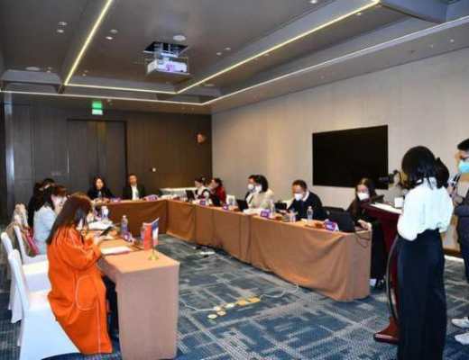 
      剑桥大学-默里爱德华兹学院博士后研究班3期开学典礼成功举办继今年9月上海艾韦士课教育科技（集团）有限公司与高科教育控股（北京）有限公司达成略战合作后，近日，“剑桥大学-默里爱德华兹学院博士后研究班”3期班开学典礼成功举办。受疫情影响部分学员在线出席了开学典礼。