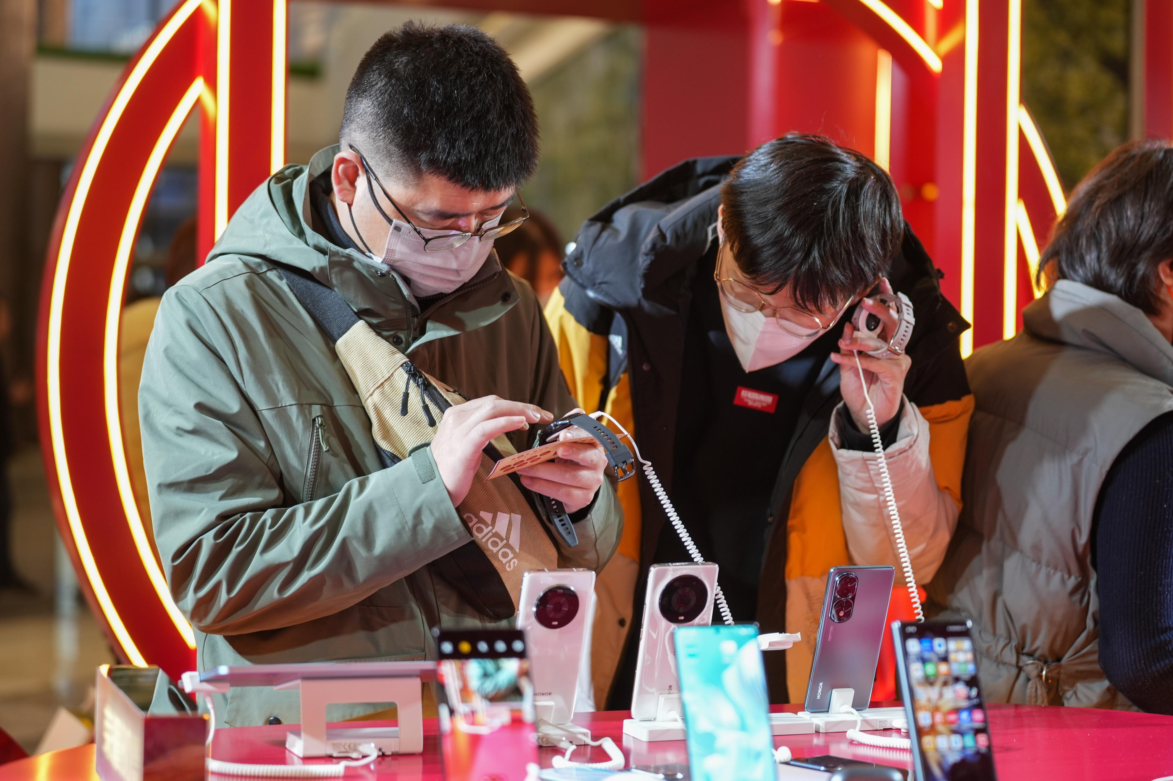 
      “新年荣耀抓吉兔”游戏上线 荣耀新年吉市及多重福利同步放送中“新年荣耀抓吉兔”游戏上线，智慧科技助力消费者抓住“新春好彩头”“荣耀新年吉市”火热进行中，线上线下多重福利不容错过