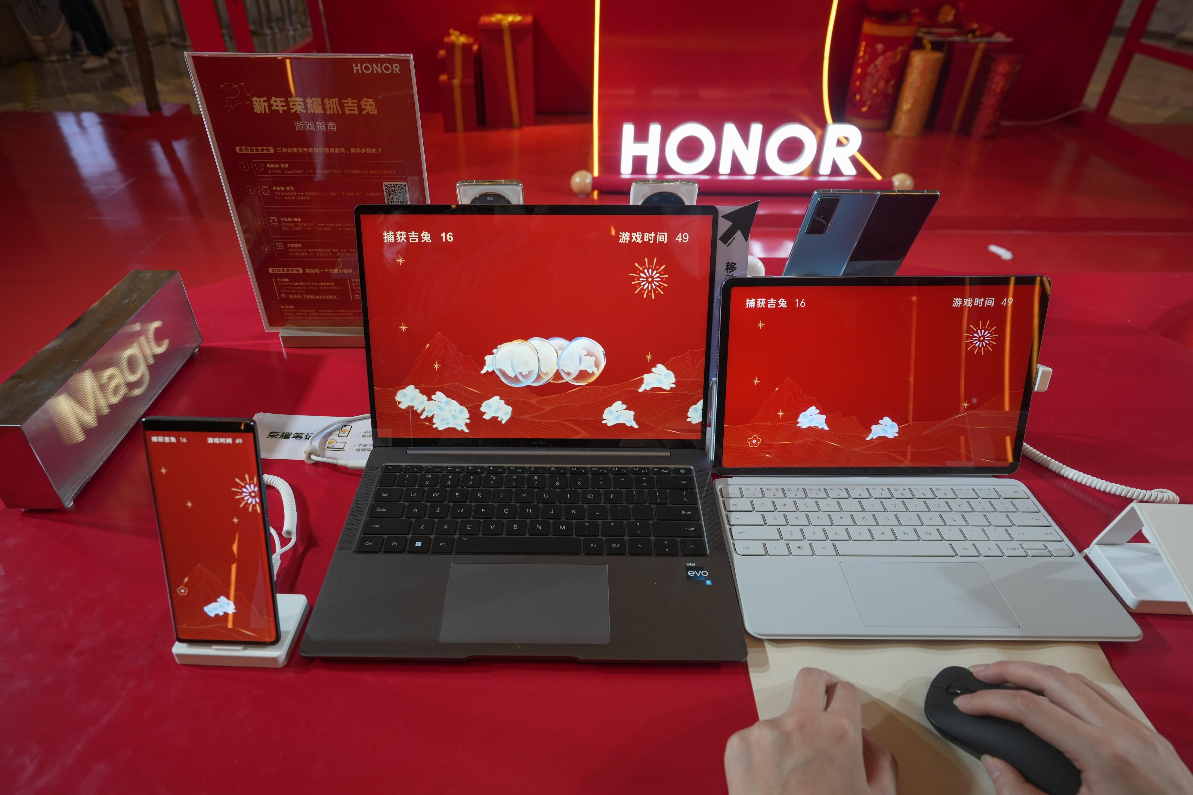 
      “新年荣耀抓吉兔”游戏上线 荣耀新年吉市及多重福利同步放送中“新年荣耀抓吉兔”游戏上线，智慧科技助力消费者抓住“新春好彩头”“荣耀新年吉市”火热进行中，线上线下多重福利不容错过