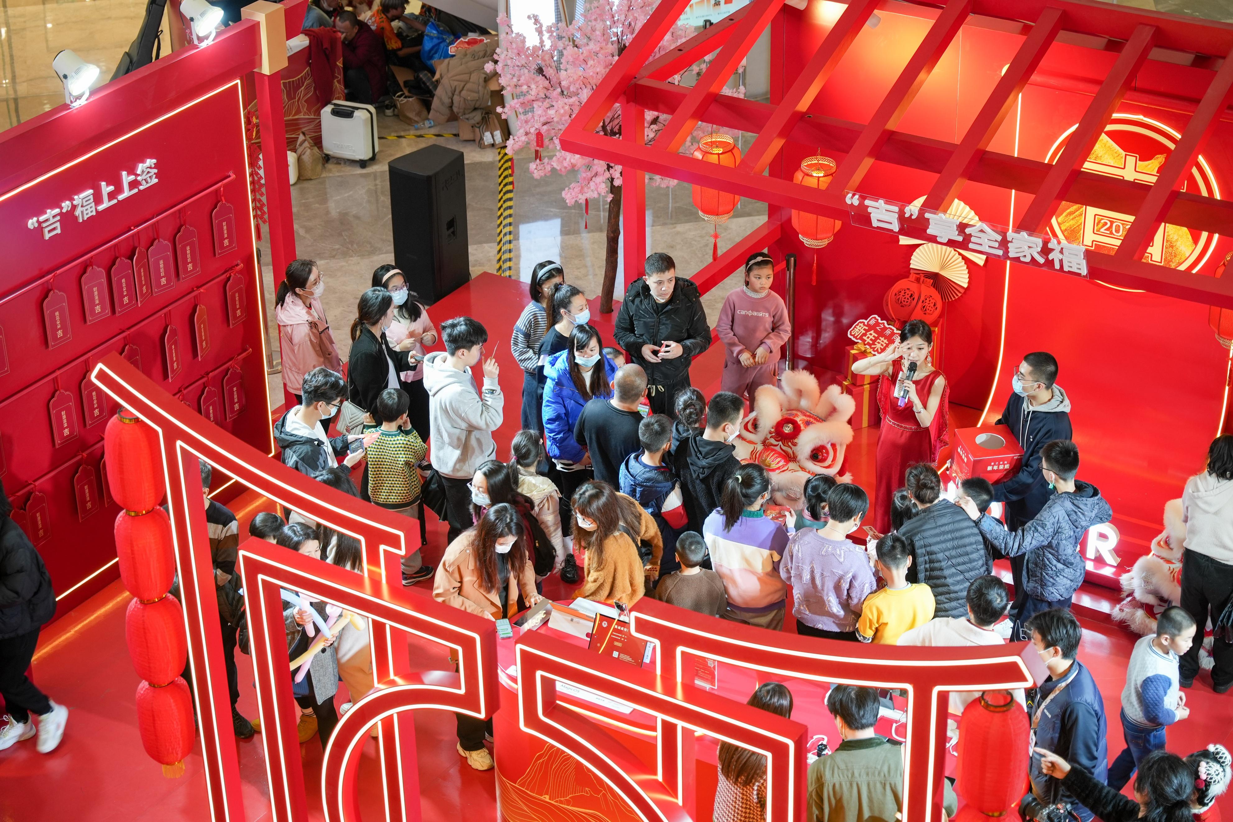 
      “新年荣耀抓吉兔”游戏上线 荣耀新年吉市及多重福利同步放送中“新年荣耀抓吉兔”游戏上线，智慧科技助力消费者抓住“新春好彩头”“荣耀新年吉市”火热进行中，线上线下多重福利不容错过