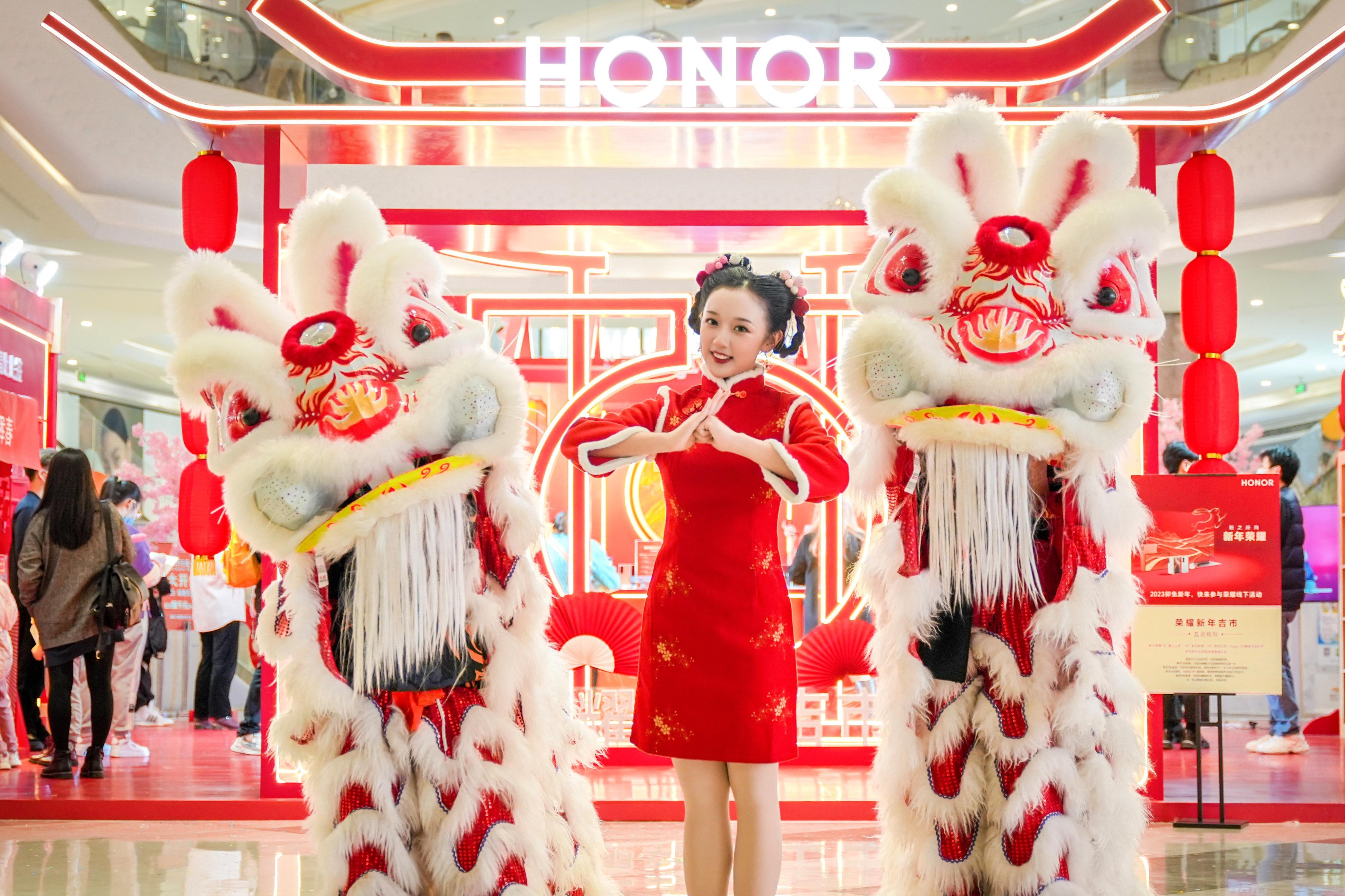 
      “新年荣耀抓吉兔”游戏上线 荣耀新年吉市及多重福利同步放送中“新年荣耀抓吉兔”游戏上线，智慧科技助力消费者抓住“新春好彩头”“荣耀新年吉市”火热进行中，线上线下多重福利不容错过