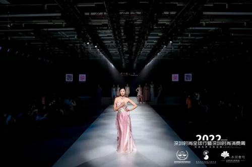 
      周六福×2022深圳时尚全球行丨品牌跨界联动  共襄时尚盛宴