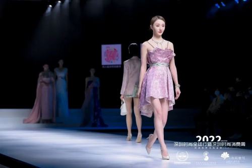 
      周六福×2022深圳时尚全球行丨品牌跨界联动  共襄时尚盛宴