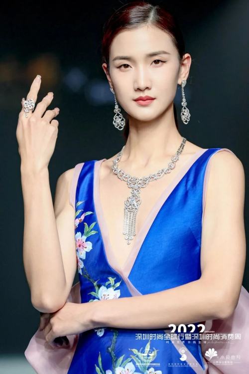 
      周六福×2022深圳时尚全球行丨品牌跨界联动  共襄时尚盛宴