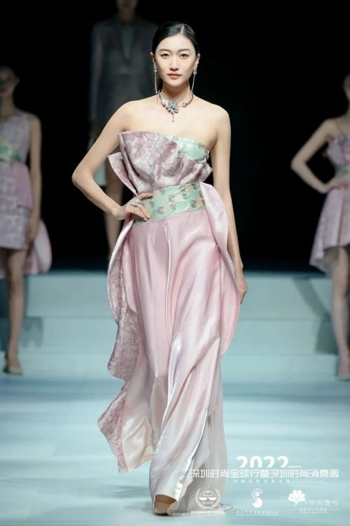 
      周六福×2022深圳时尚全球行丨品牌跨界联动  共襄时尚盛宴