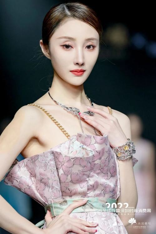 
      周六福×2022深圳时尚全球行丨品牌跨界联动  共襄时尚盛宴