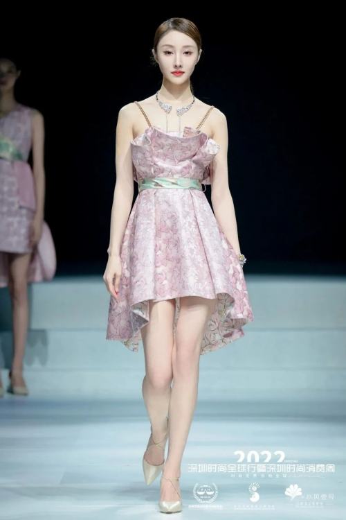 
      周六福×2022深圳时尚全球行丨品牌跨界联动  共襄时尚盛宴